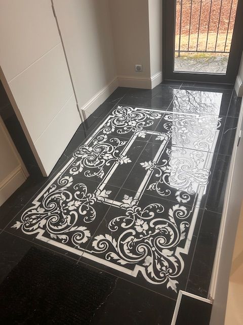 Carrelage au sol avec motifs blancs