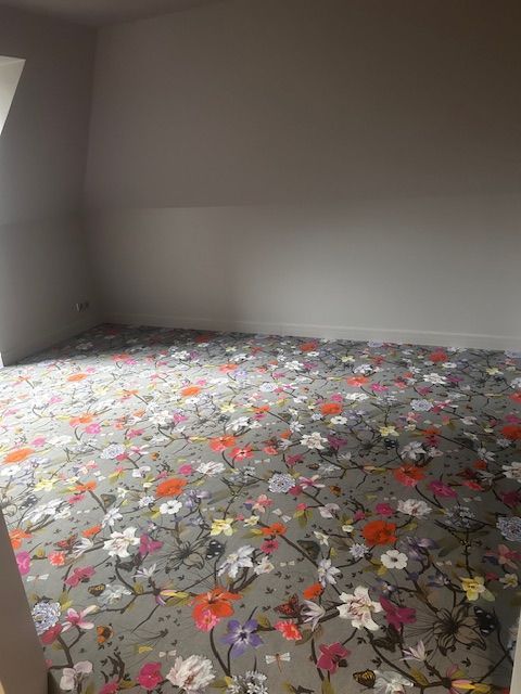 Sol décoratif avec motifs floraux