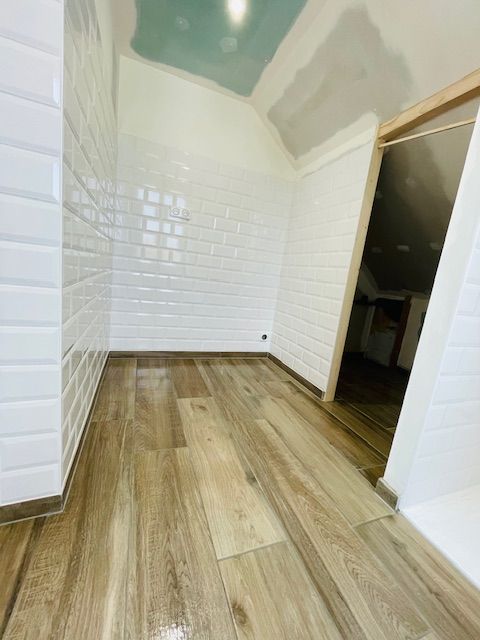 Carreaux blancs posés sur les murs d'une salle de bains