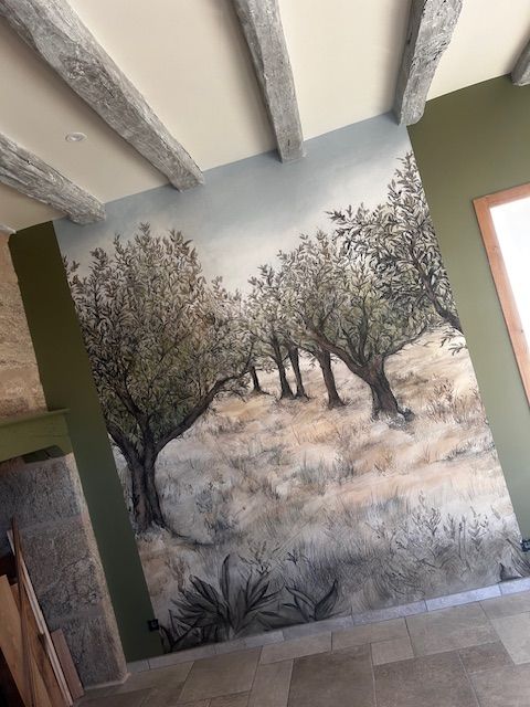 Murs avec tapisserie et poutres passées à la chaux