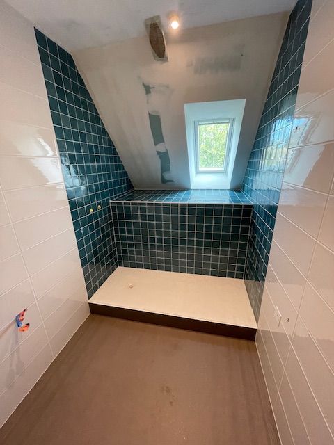 Salle de bains avec faïence verte