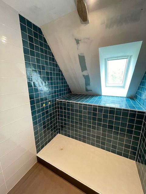 Faïence vert émeraude posée dans une salle de bains