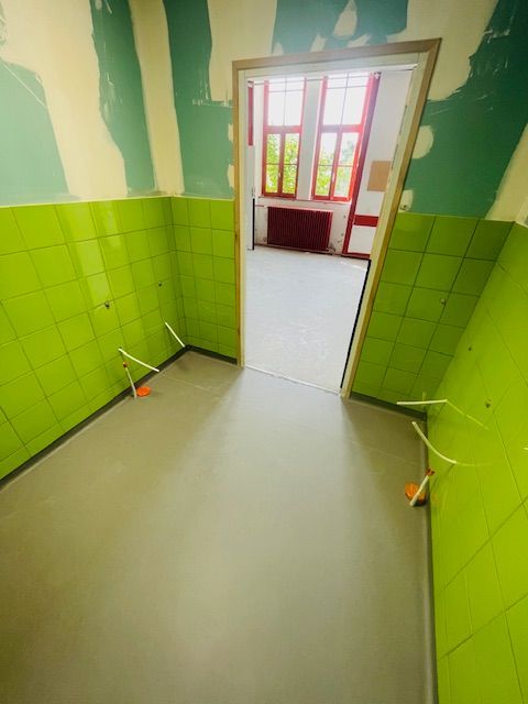 Carrelage mural vert pomme dans une salle de bains