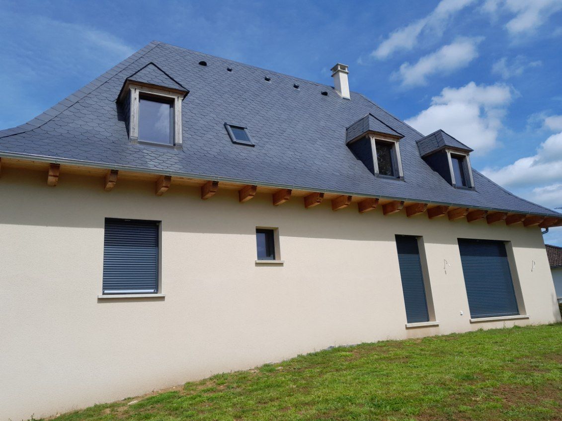 Façade d'une maison neuve avec toiture en ardoise