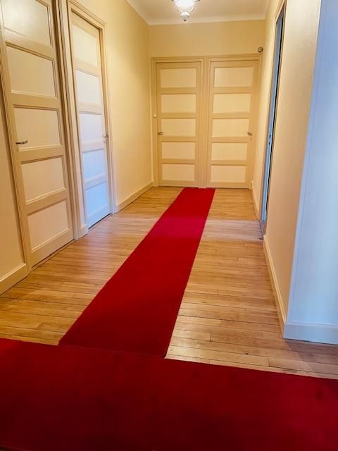 Parquet couvert par une bande de moquette rouge