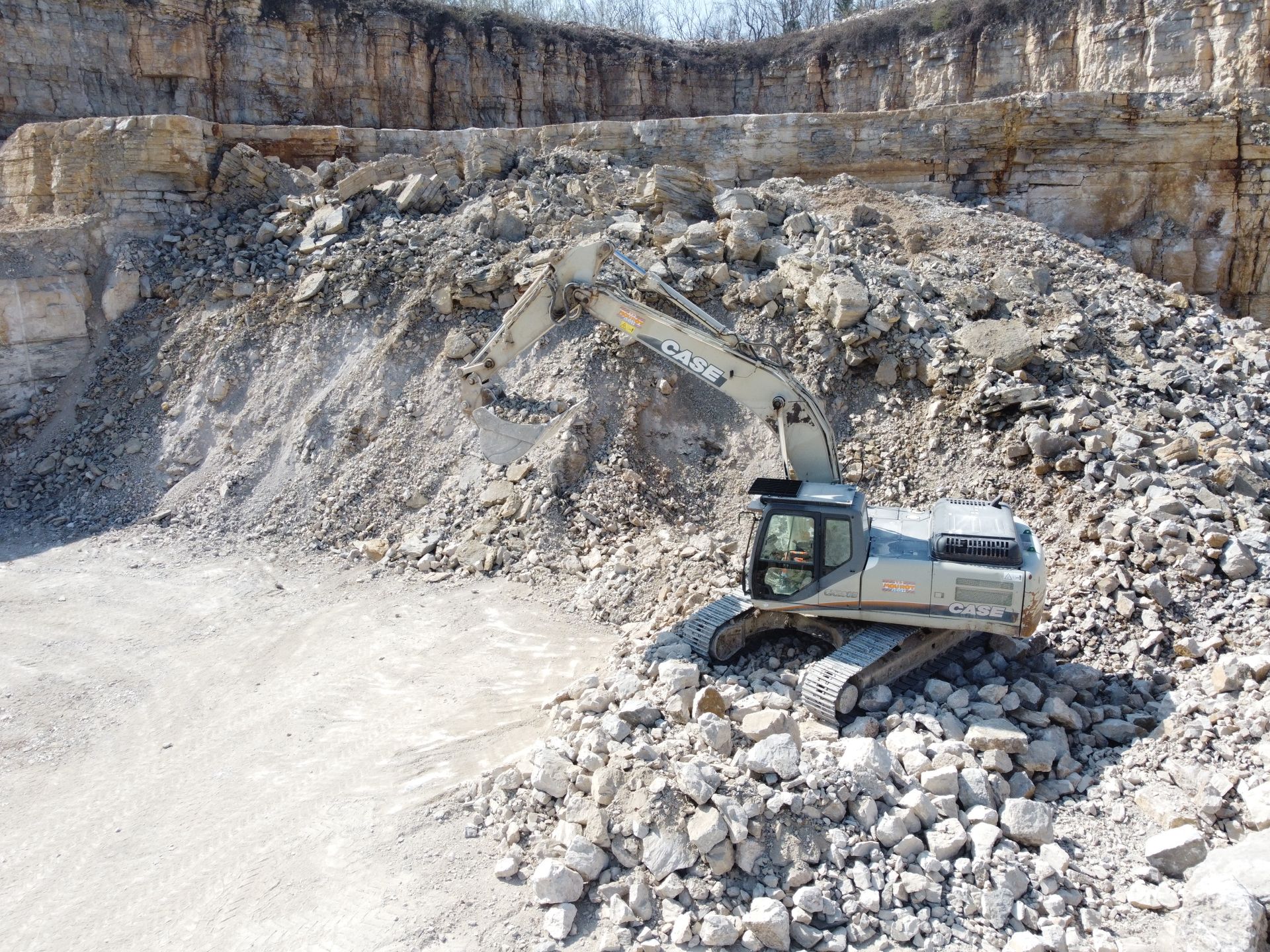 Exploitation carrière avec engin à chenilles