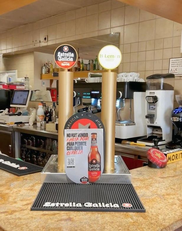 Un bar con un cartel que dice Estrella Galicia.
