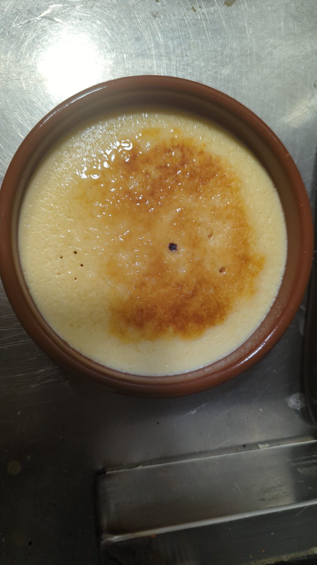 Un primer plano de un plato de comida sobre una mesa.