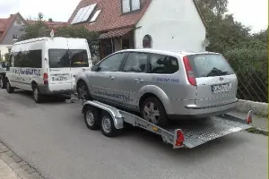 Auto auf Anhänger eines Vans
