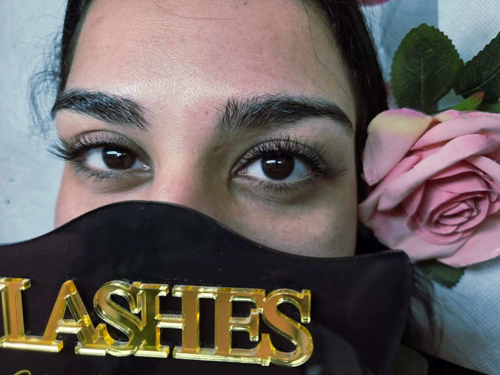 Primer plano de los ojos sobre una máscara negra con la palabra