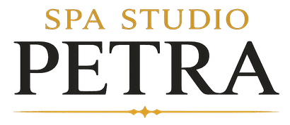 Logotipo de Spa Studio Petra en dorado y negro con detalles de líneas decorativas.