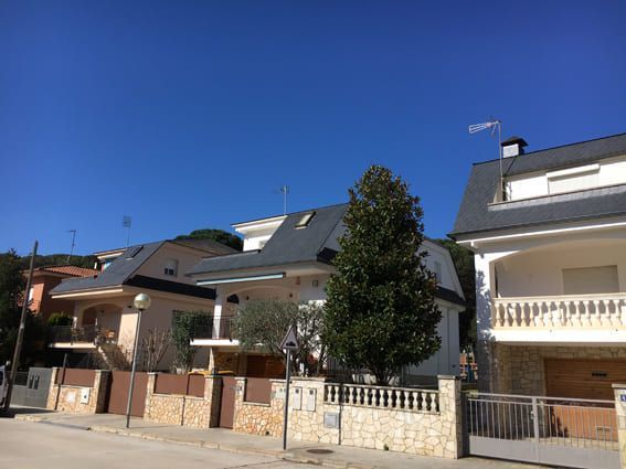 Una hilera de casas con un cielo azul al fondo.