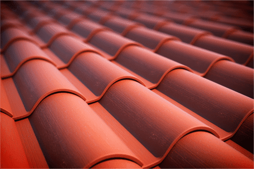 Un primer plano de una hilera de tejas rojas en un tejado.
