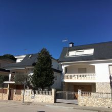 Un par de casas sentadas una al lado de la otra en un día soleado.