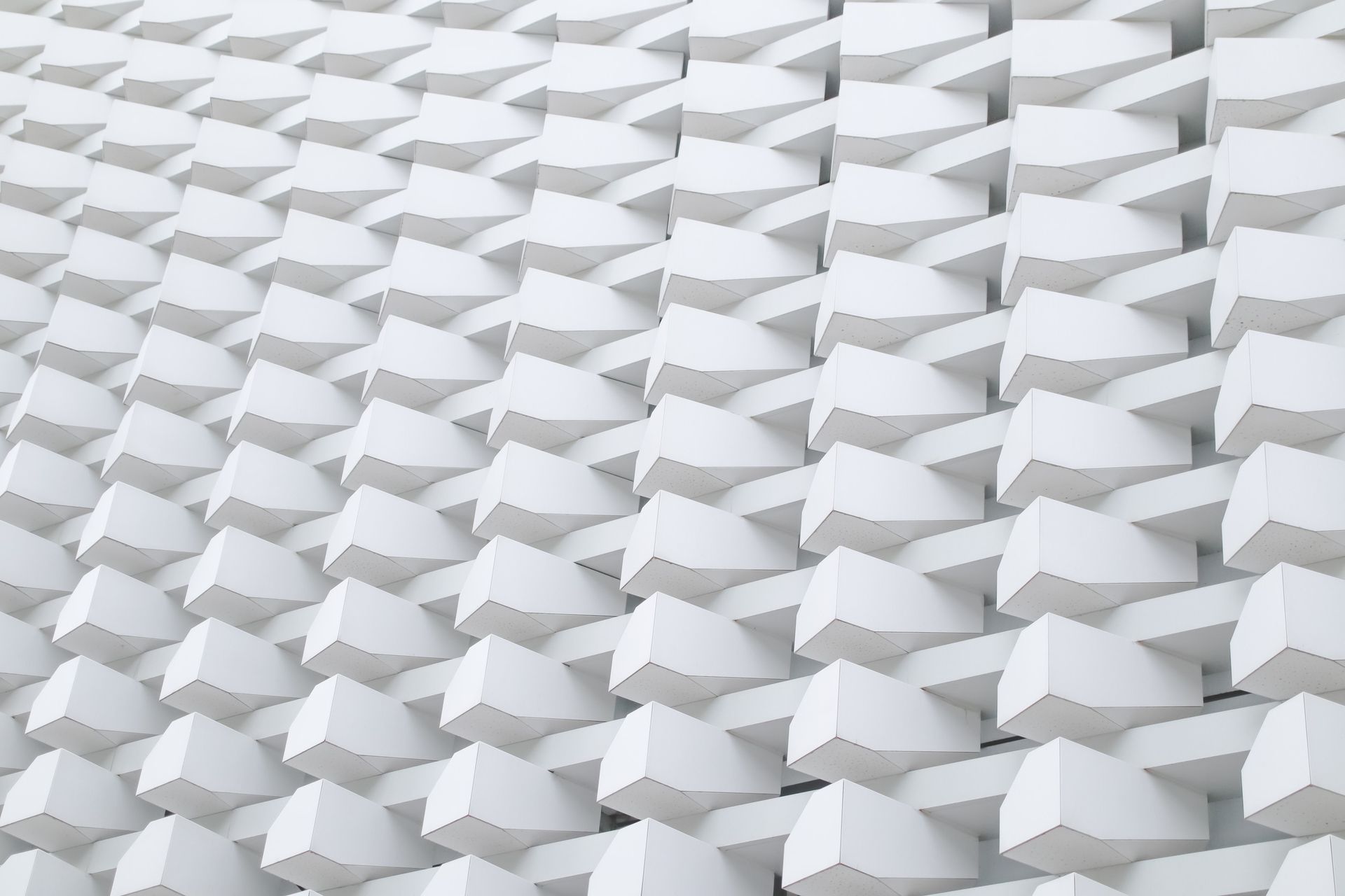 Un primer plano de una pared blanca con un patrón geométrico.