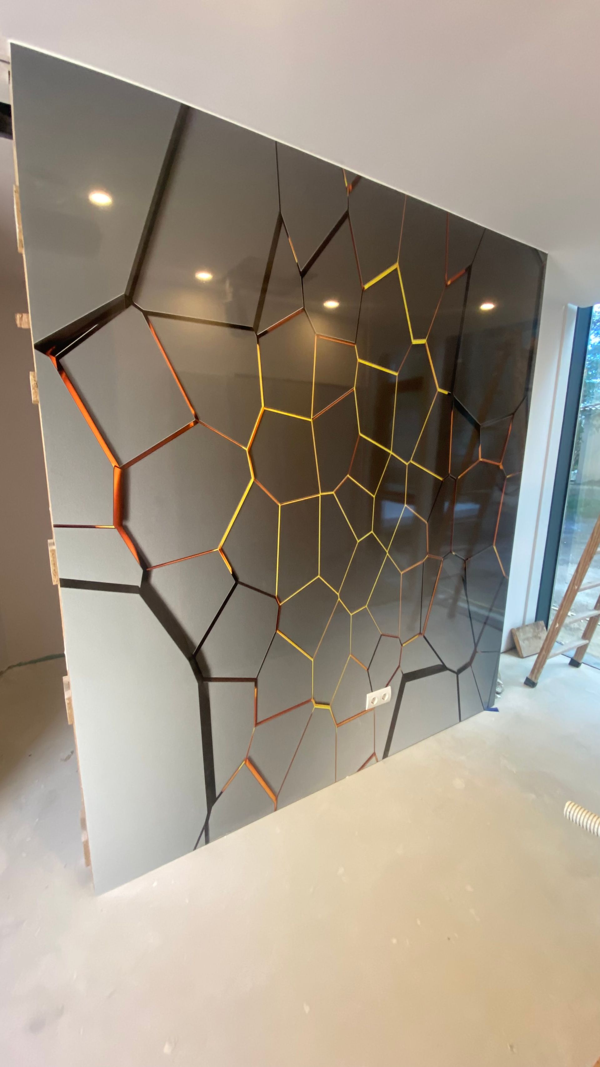 Una pared con un patrón geométrico en una habitación.