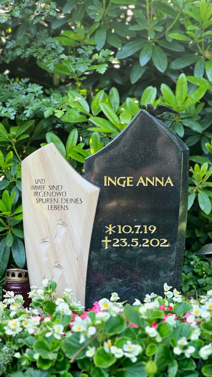 Grabstein mit schwarzen und beigen Abschnitten