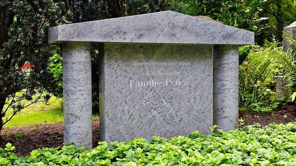 Steingrabmal mit Säulen, auf dessen Vorderseite der Name
