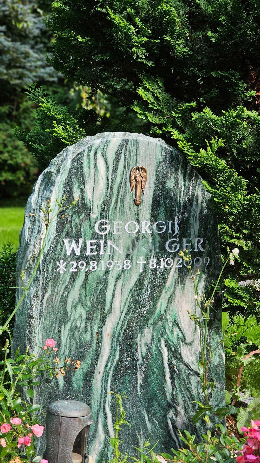 Grabstein aus grünem und weißem Marmor mit dem Namen