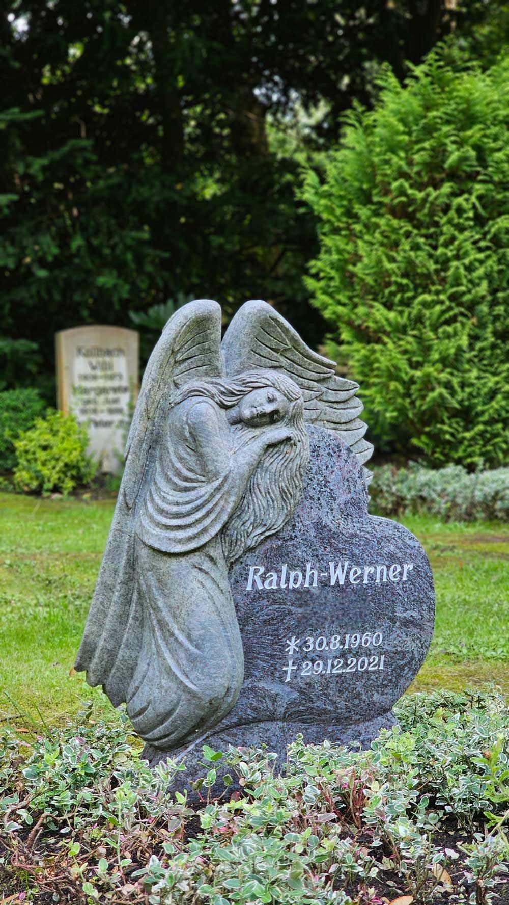 Grabstein für Prof. Dr. Günter mit Geburts- und Sterbedatum, umgeben von Blumen und Grün.