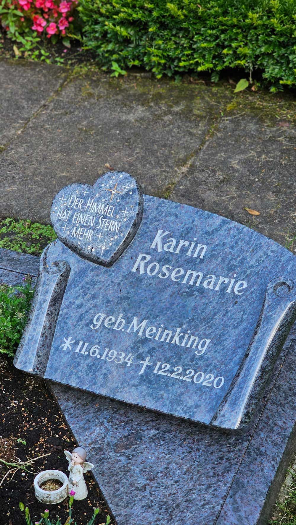 Grabstein von Karin Rosemarie Meinking (1934-2020), herzförmiger Deckel, auf einem Friedhof.