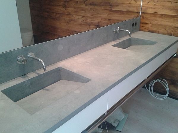 Graue Betonarbeitsplatte mit zwei rechteckigen Waschbecken