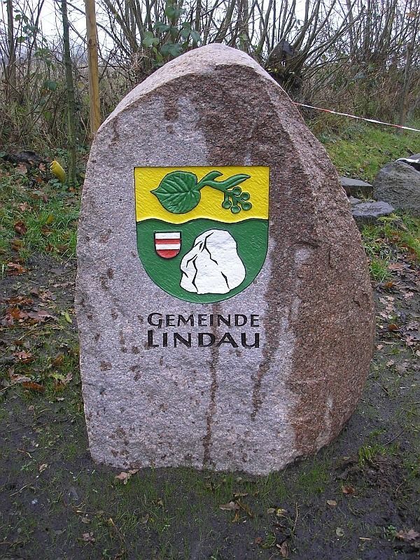 Ein großes Steindenkmal mit dem Lindauer Stadtwappen