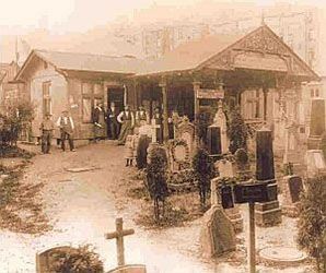 Sepiafarbene Ansicht eines Gebäudes auf einem Friedhof