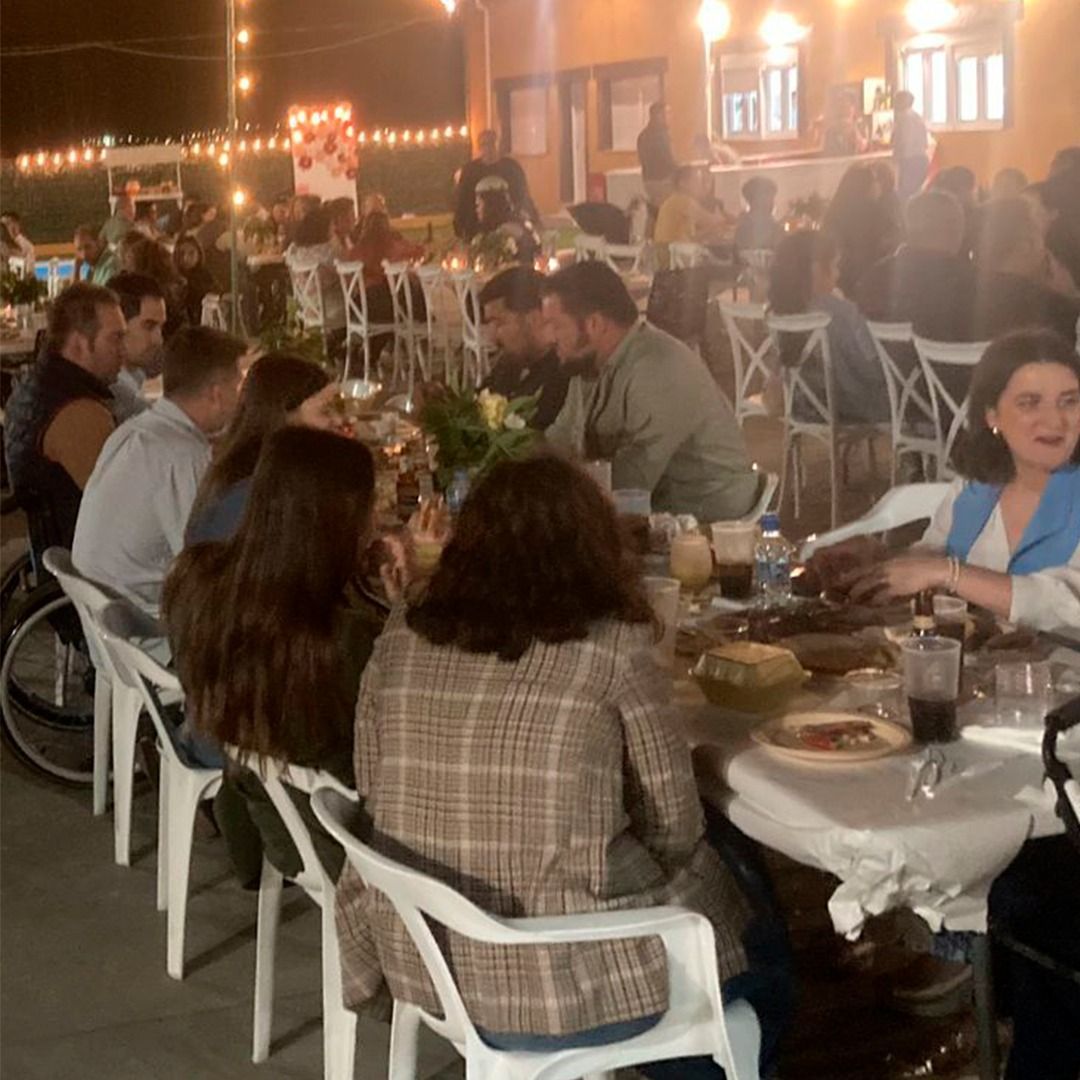 Un grupo de personas están sentadas en mesas en un restaurante.