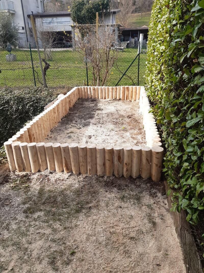 Spazio delimitato da tronchi