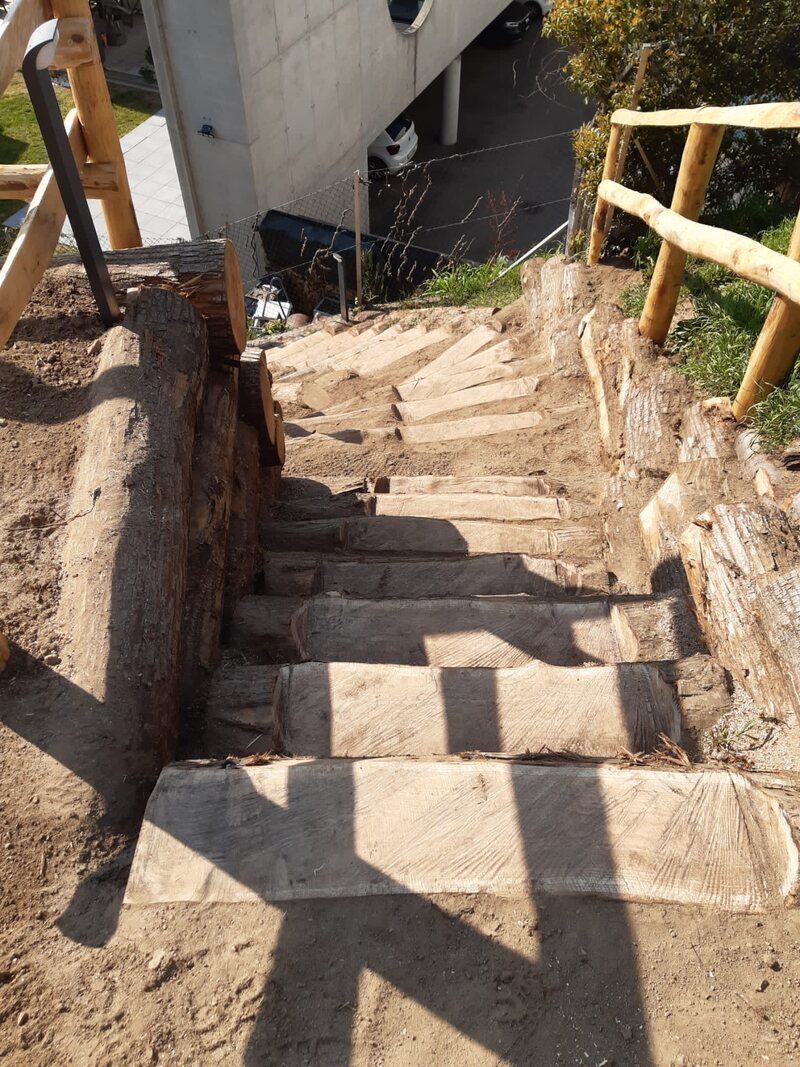 Scalinata in legno e mattoni