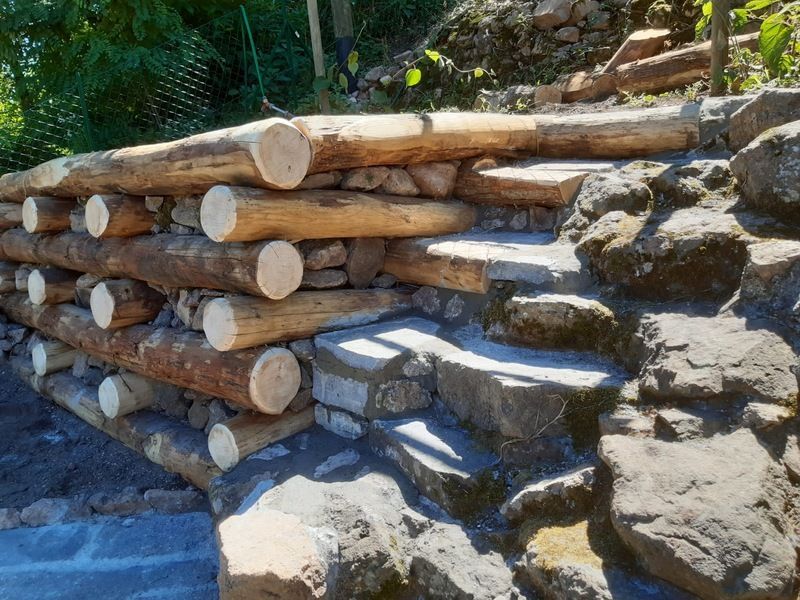 Costruzione con tronchi e mattoni