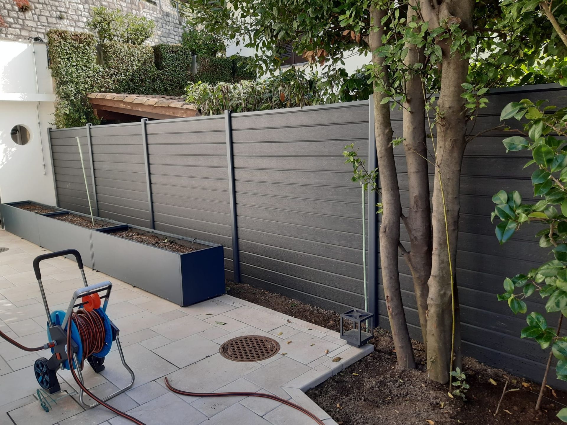 Costruzione con tronchi e mattoni