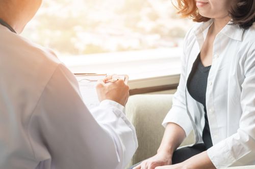 Arzt spricht mit Patientin