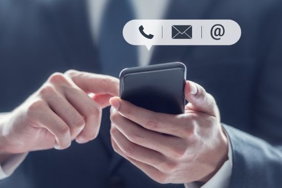 Asiakas ottamassa yhteyttä yritykseen