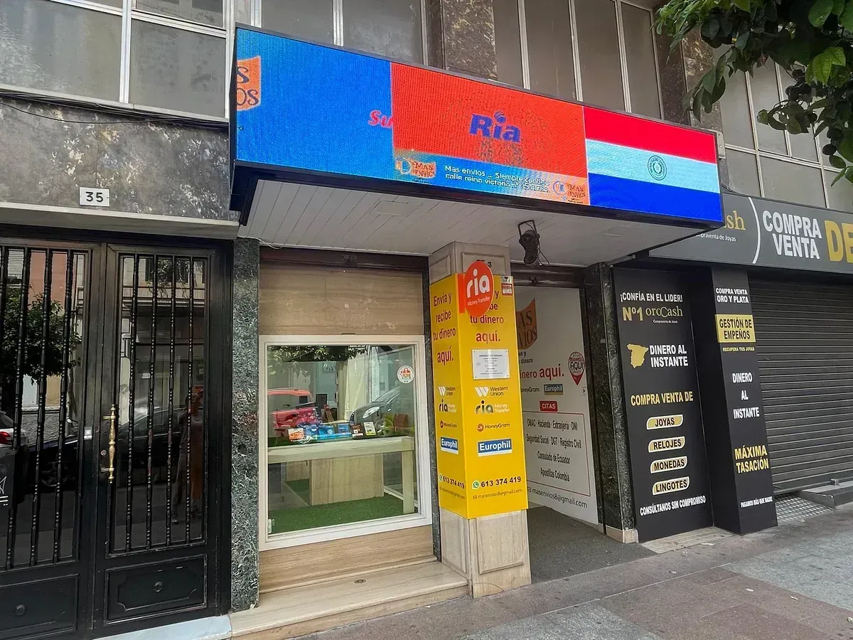 Un escaparate con un cartel que dice Río.