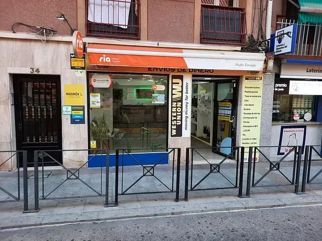 Una tienda con un cartel que dice Western Union