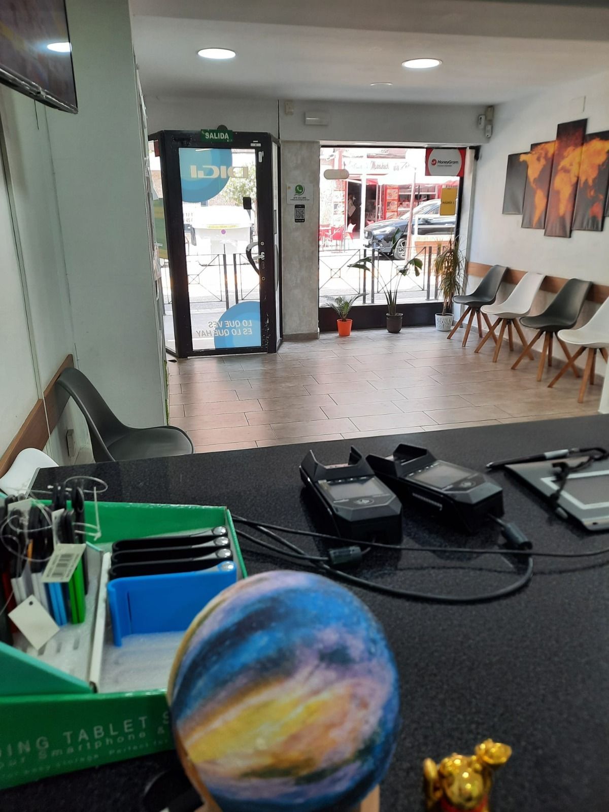 Un globo terráqueo reposa sobre una mesa en una sala de espera.