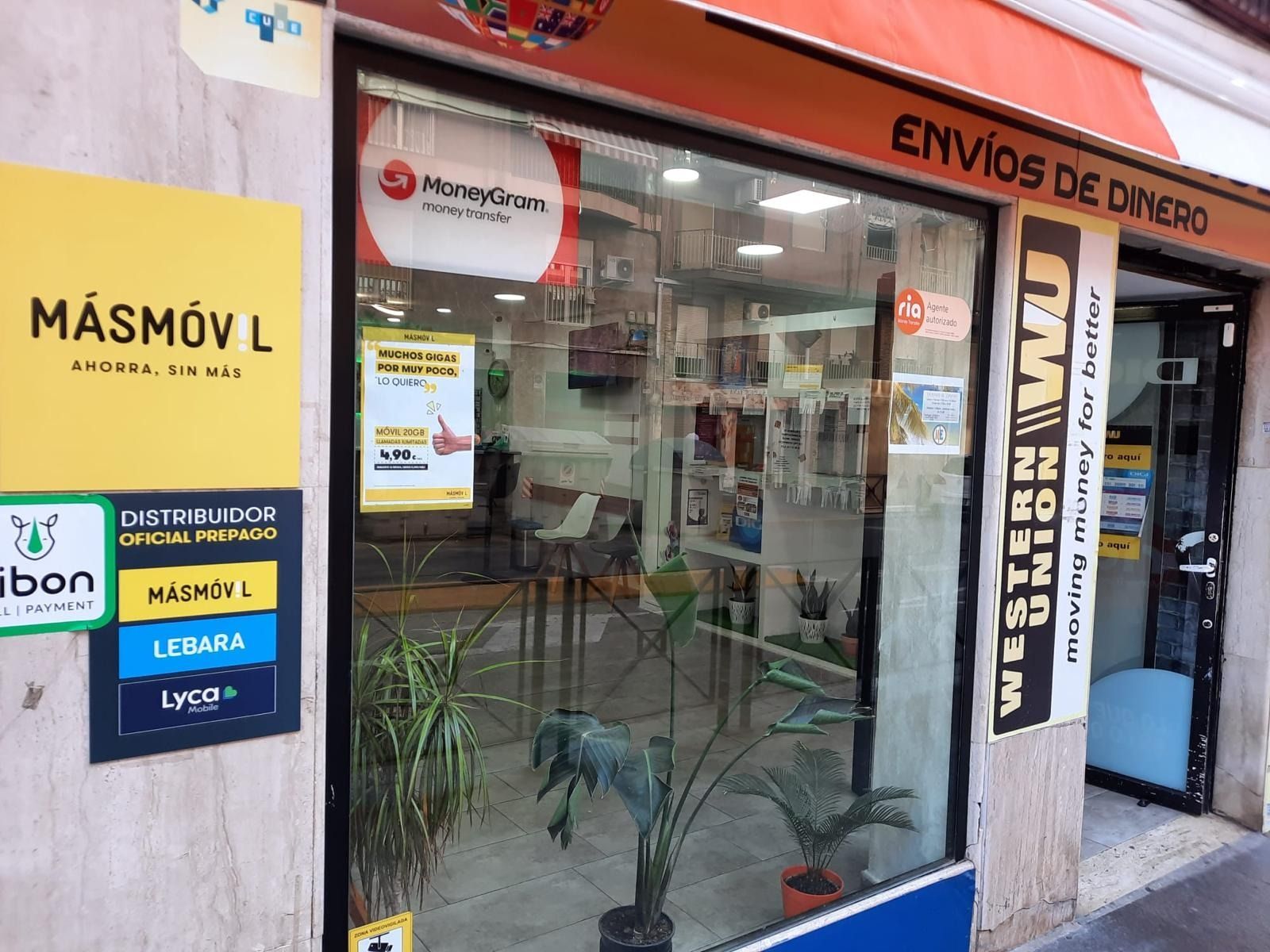 Un escaparate con un cartel que dice Western Union.