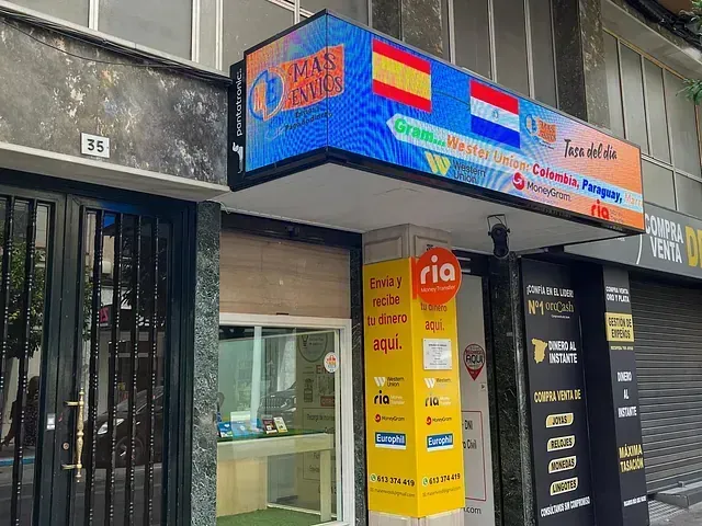 Un edificio con un cartel que dice ria.