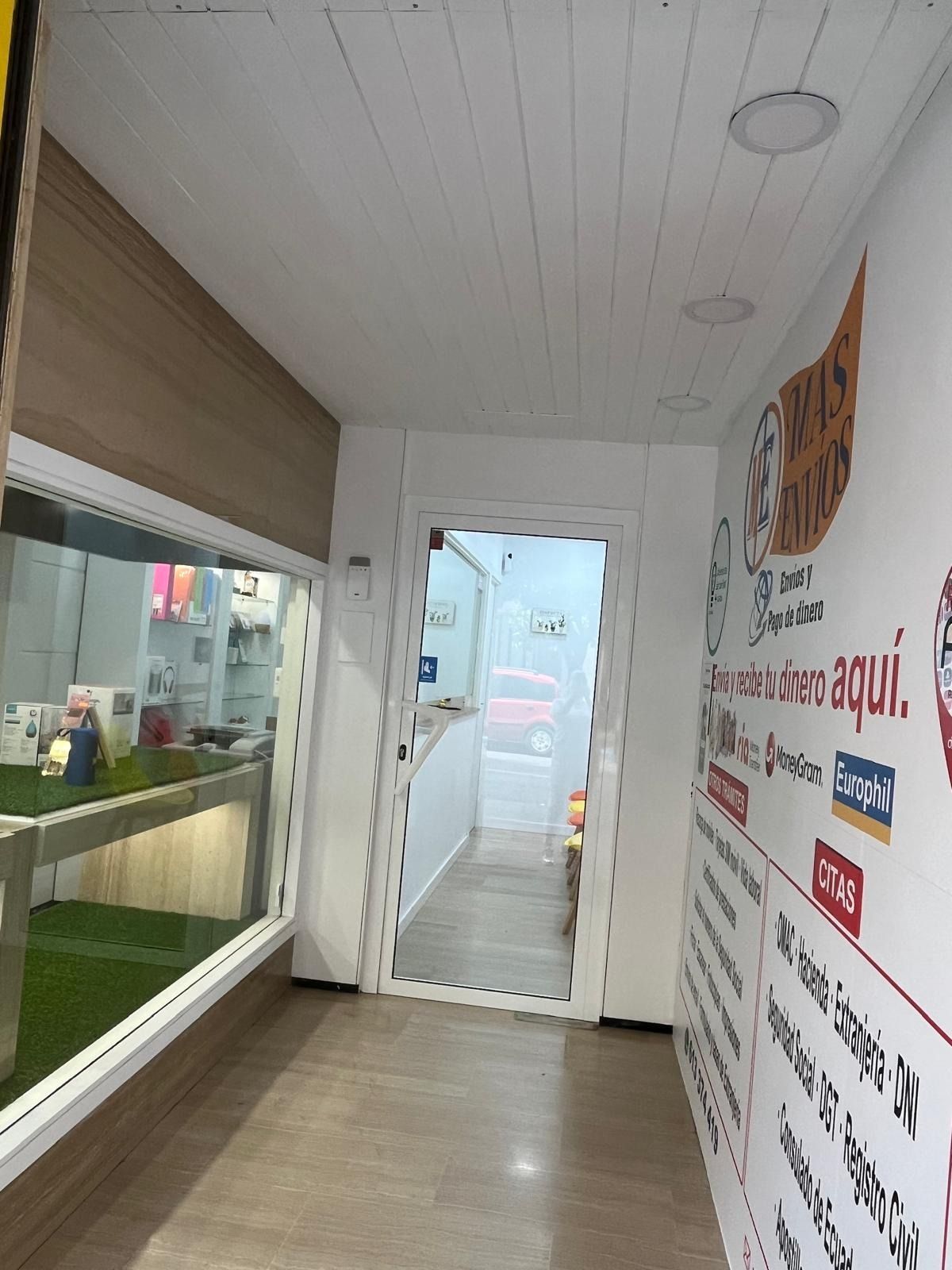 Un pasillo con un cartel en la pared que dice 'aquí'