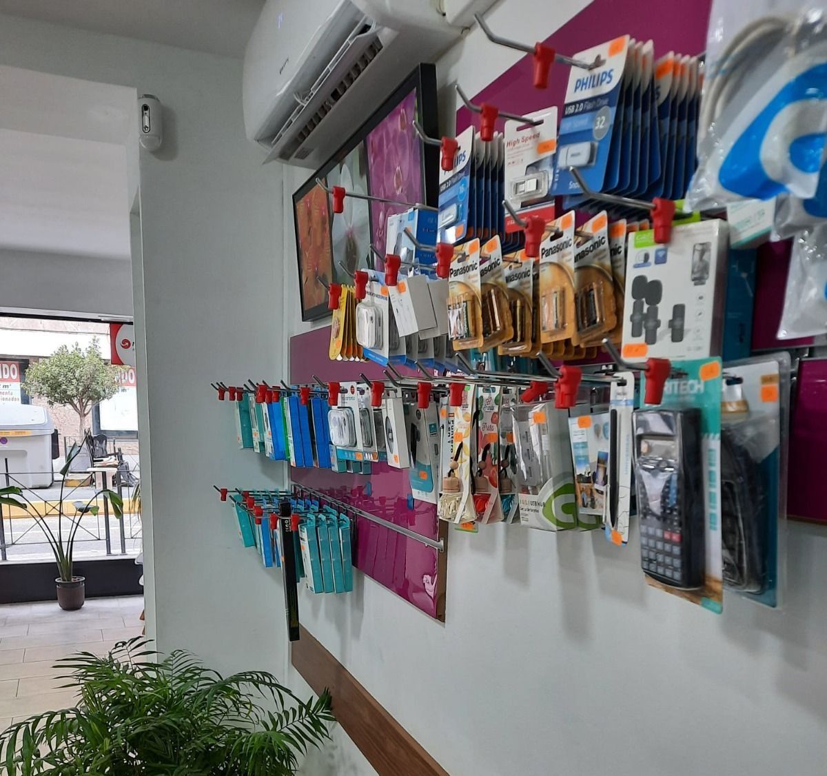 Una pared con un montón de aparatos electrónicos colgados.