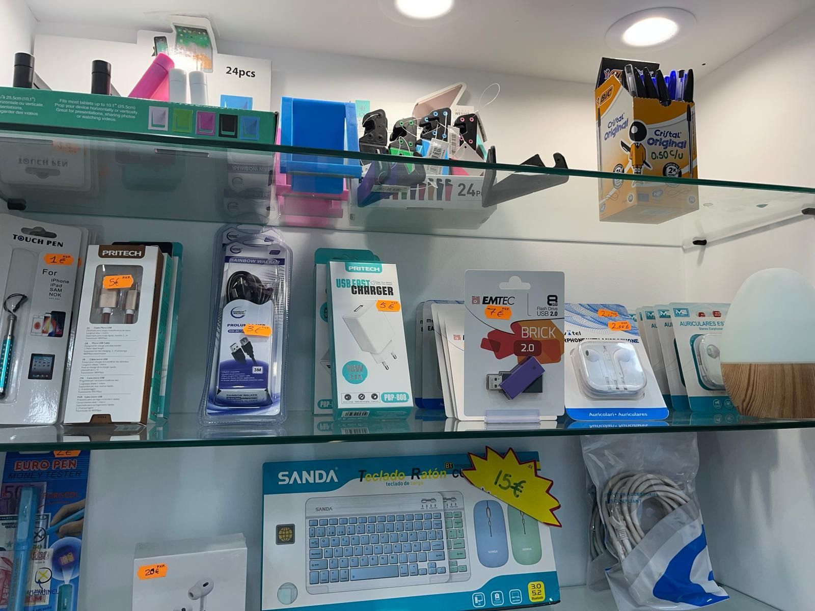 Un estante de tienda lleno de una variedad de artículos electrónicos