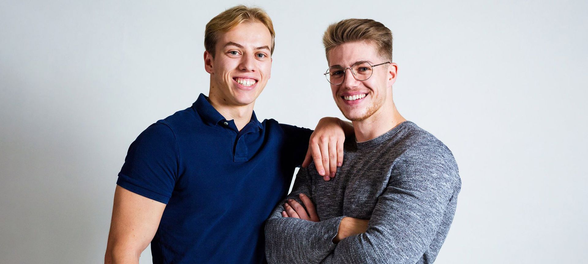 Die Frau trägt eine Brille und lächelt in die Kamera.