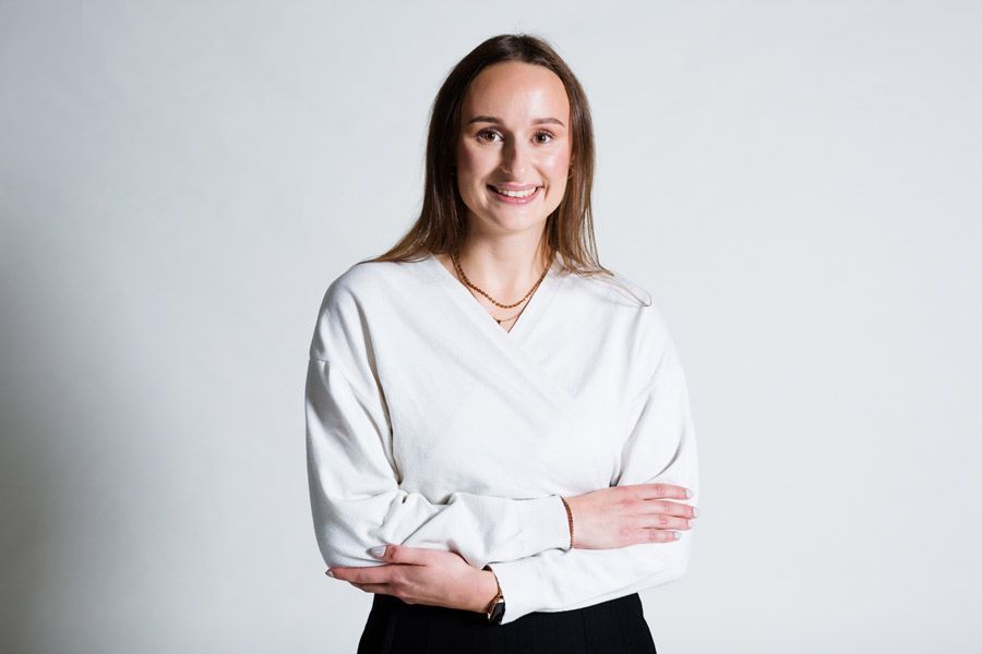 Eine Frau mit langen blonden Haaren lächelt in die Kamera.