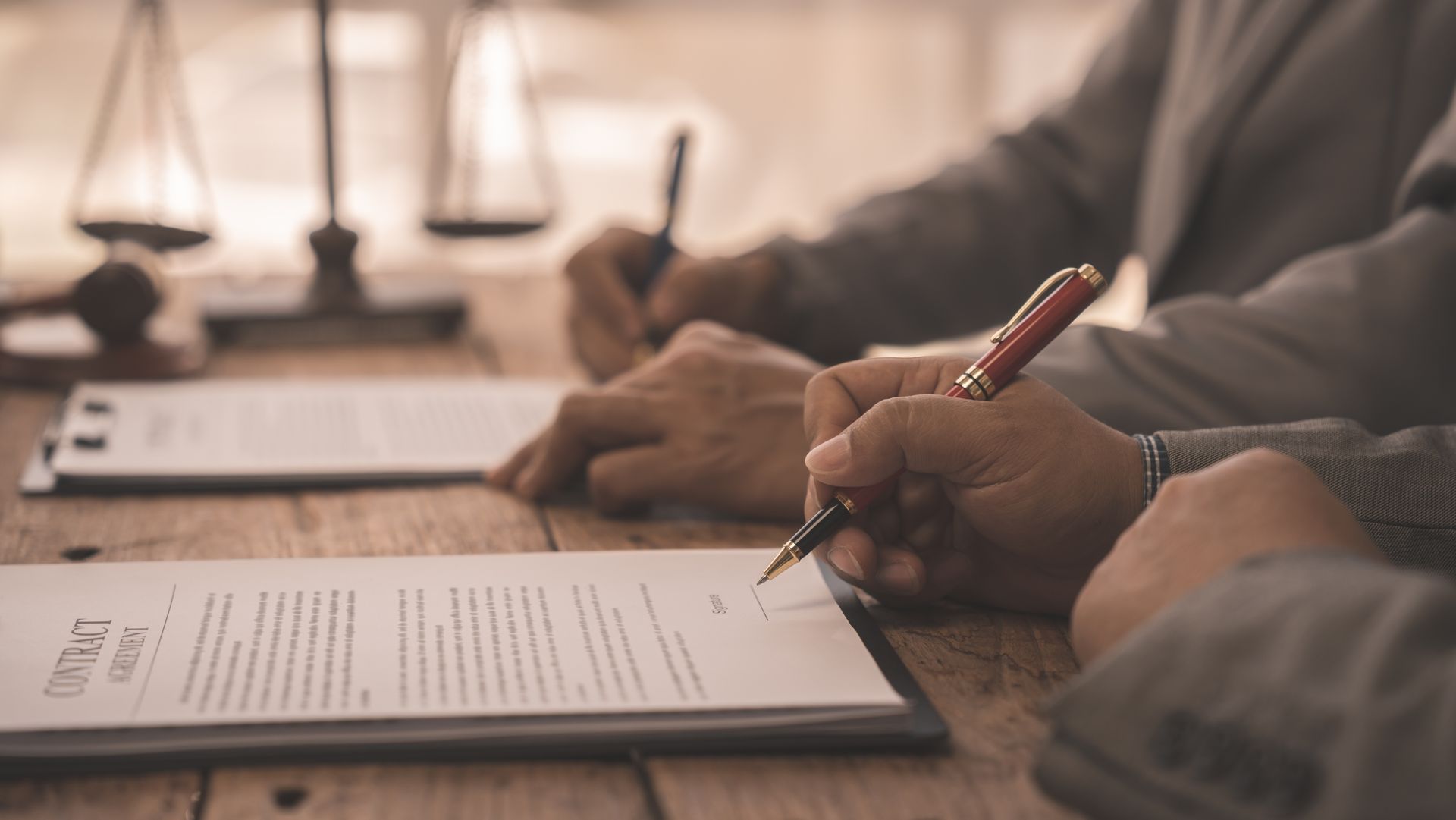 Personnes qui signent des contrats