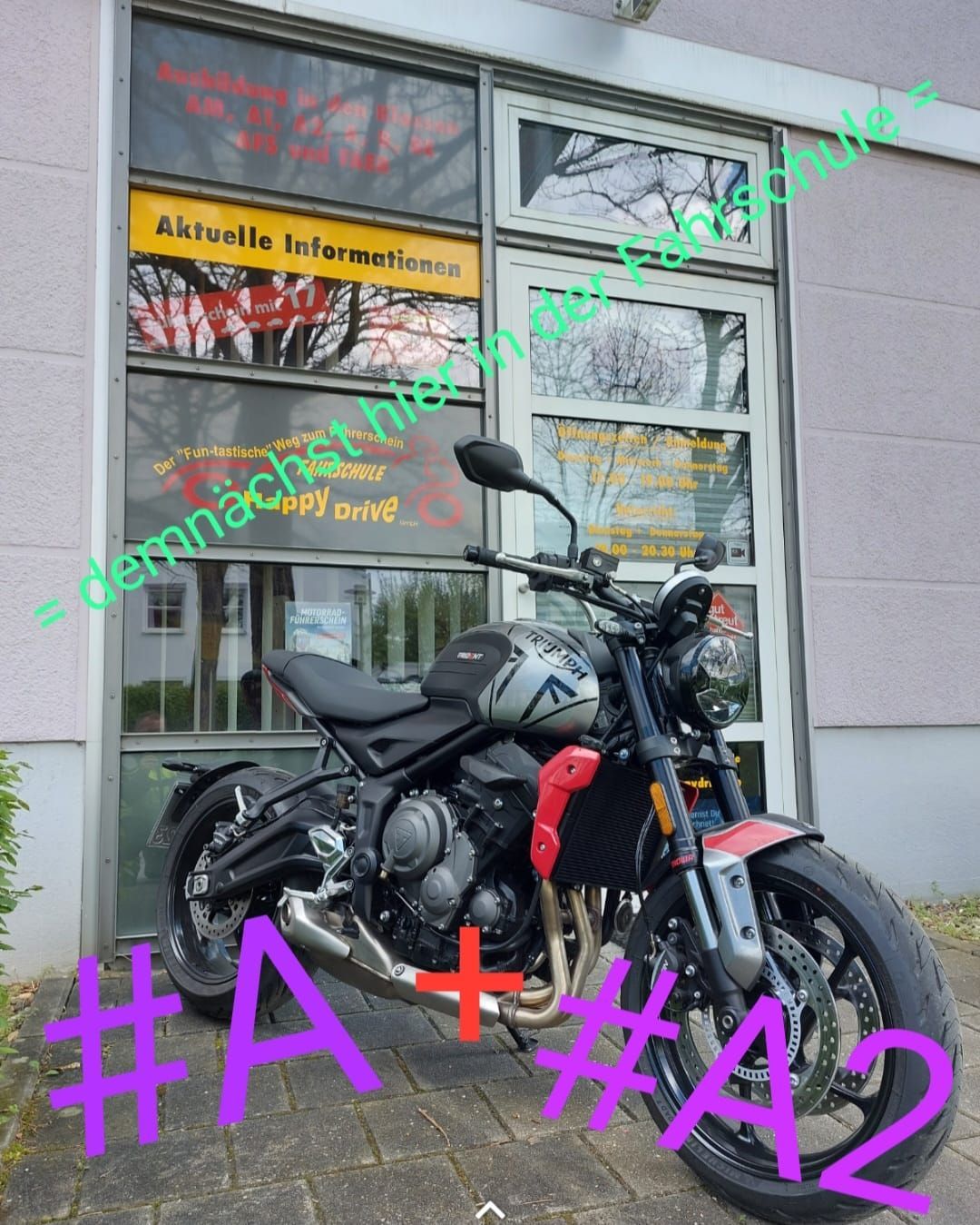 Ein Motorrad parkt vor einem Gebäude mit Fenster. Schilder im Fenster verkünden „Aktuelle Informationen“. Einblendungen enthalten Hashtags und Wörter.