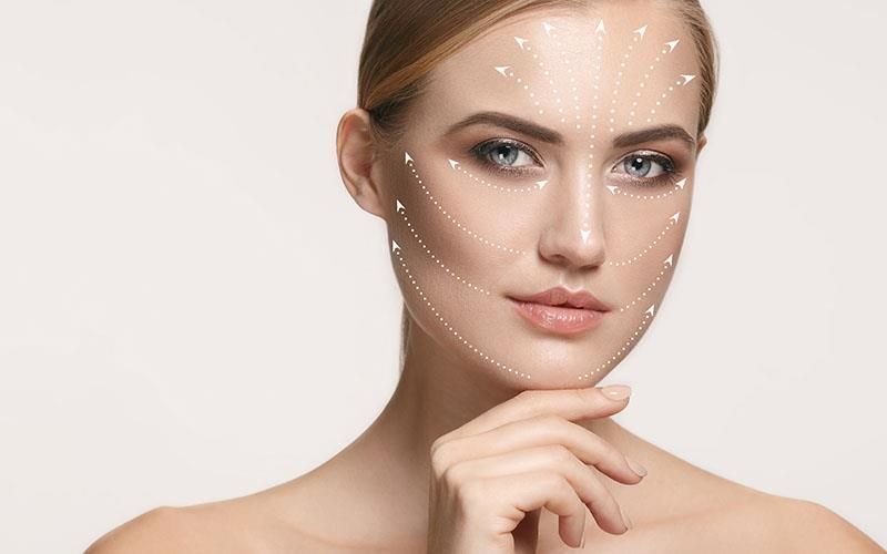 Eine Nahaufnahme des Gesichts einer Frau mit darauf gezeichneten Linien.