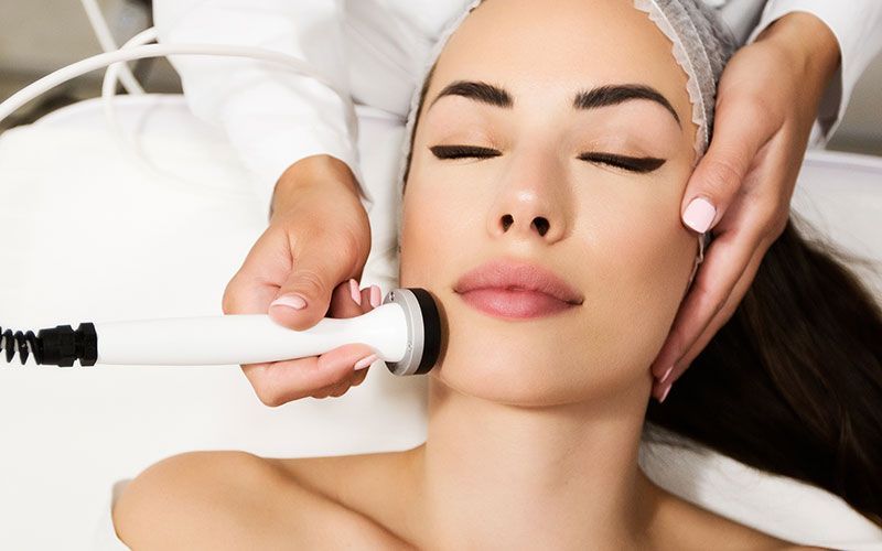 Eine Frau bekommt in einem Schönheitssalon eine Gesichtsbehandlung.