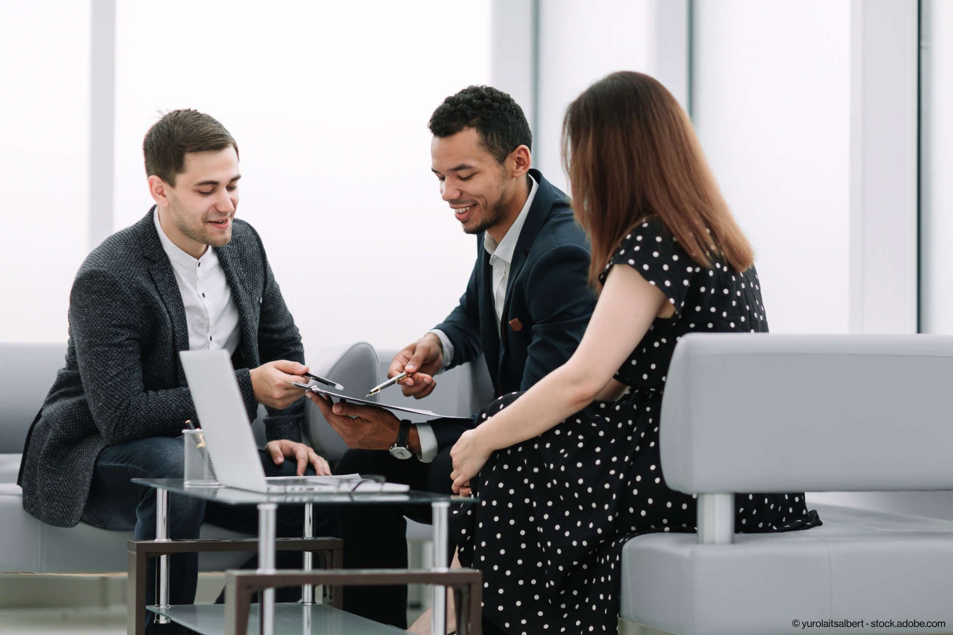 Ein Steuerfachangestellter berät Mandanten